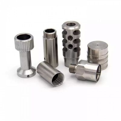 Анодированные части CNC филируя подвергая механической обработке обрабатывают изготовленную на заказ алюминиевую часть на токарном станке CNC поворачивая